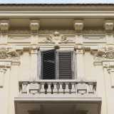 Gli ultimi due livelli sono scanditi da un ordine gigante di paraste, sormontate da capitelli decorati, volute squadrate e volti di figure maschili al centro